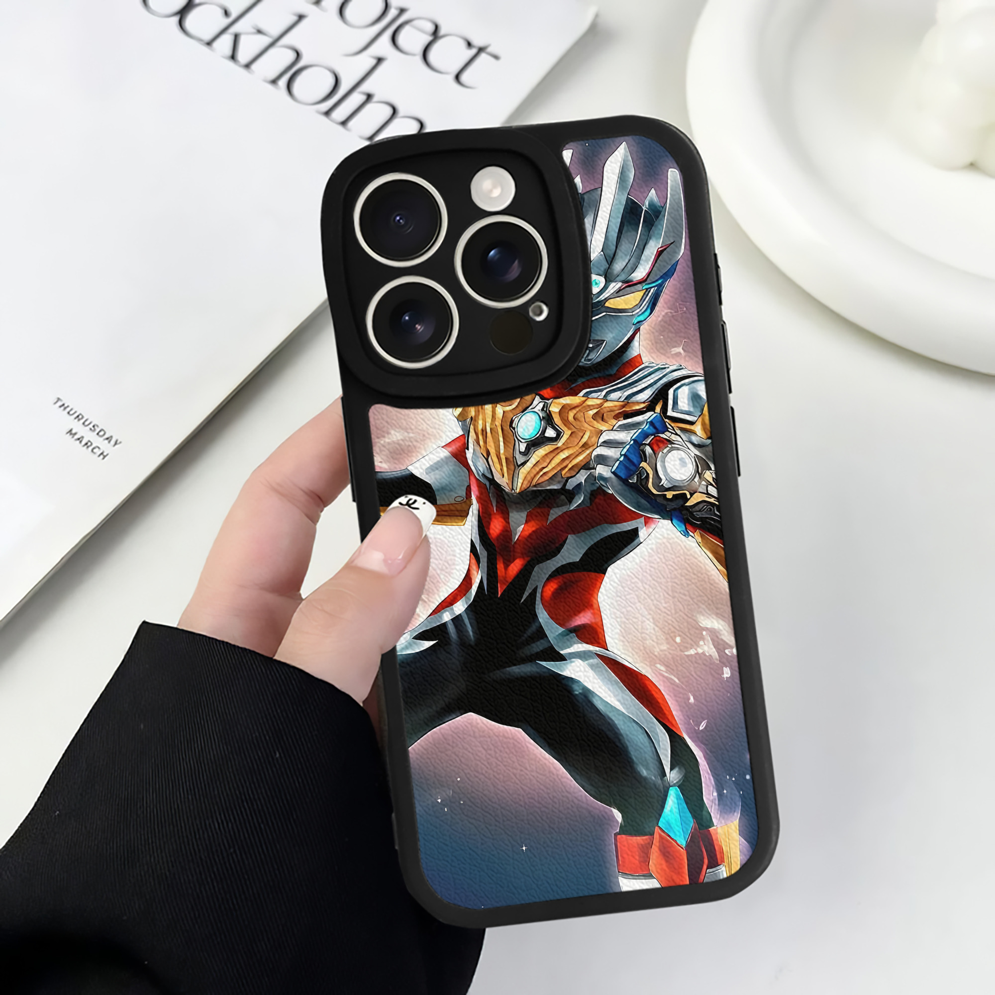 （画像用） ウルトラマン Ultraman 【iPhone 16シリーズ対応】シリコンスマホケース（レザー調） 材質：シリコン